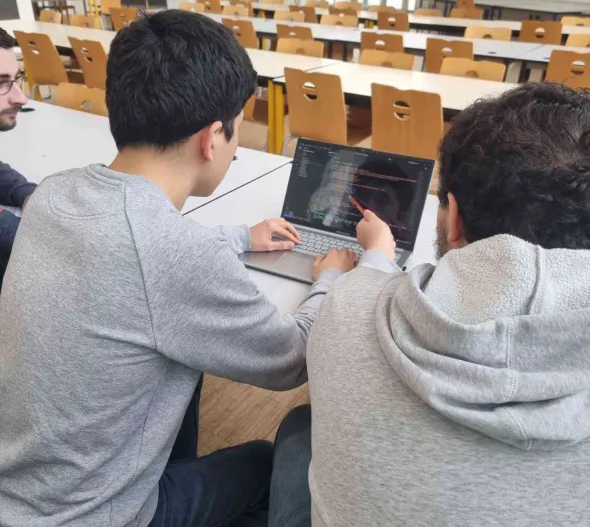 L'équipe AZER TY au travail