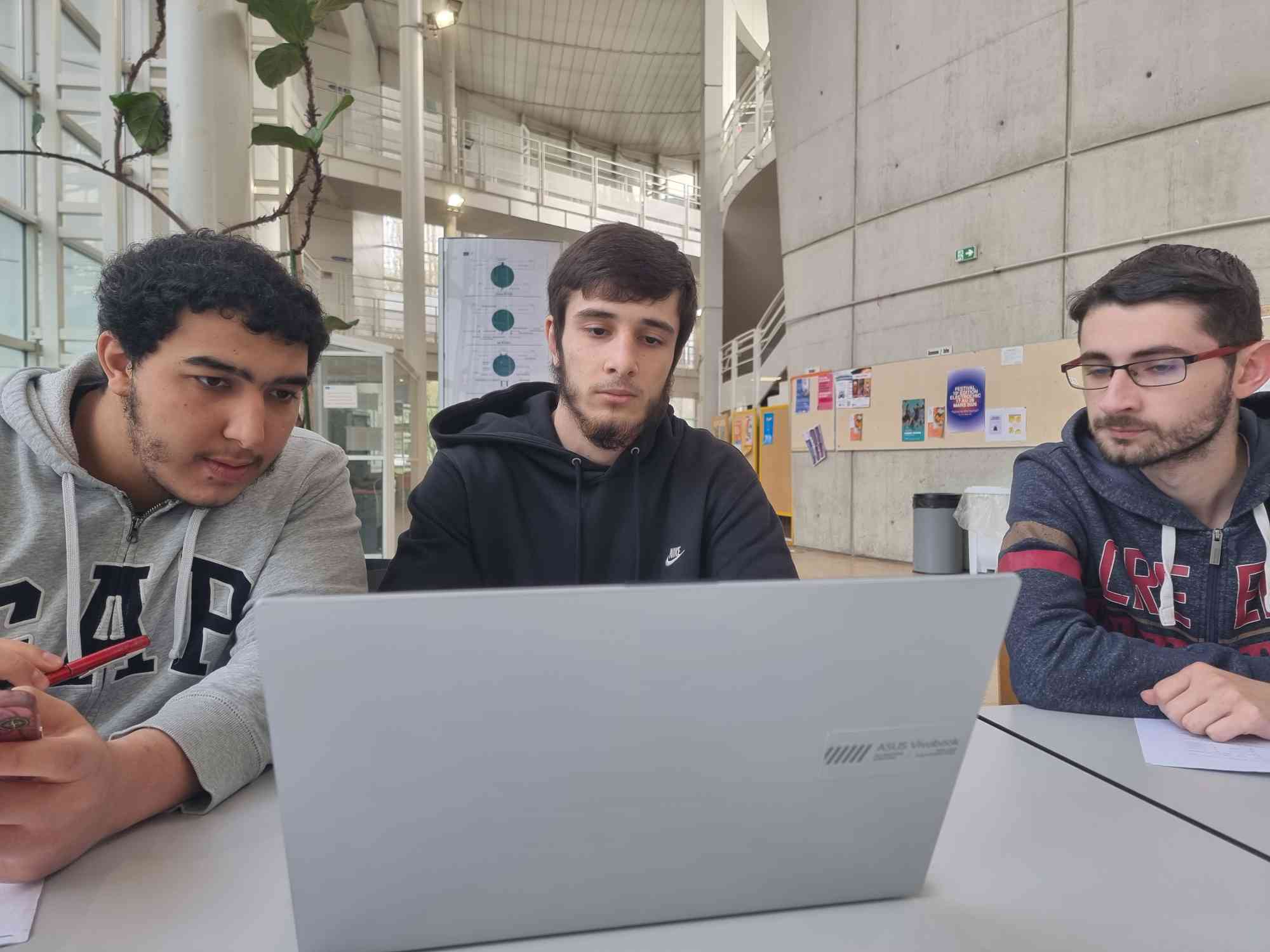 L'équipe au travail